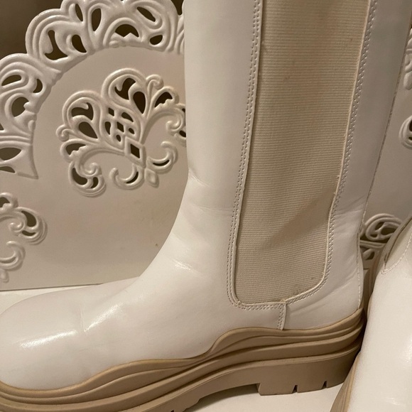 white and tan color by CAPE ROBBIN
square round toe
snow booties
platform
lug - Picture 7 of 14